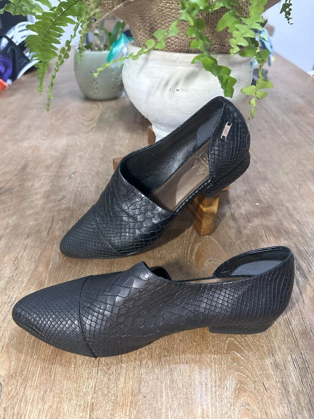 Vélez Black Crocodile-Embossed Pointed-Toe Flats – Pre-Owned